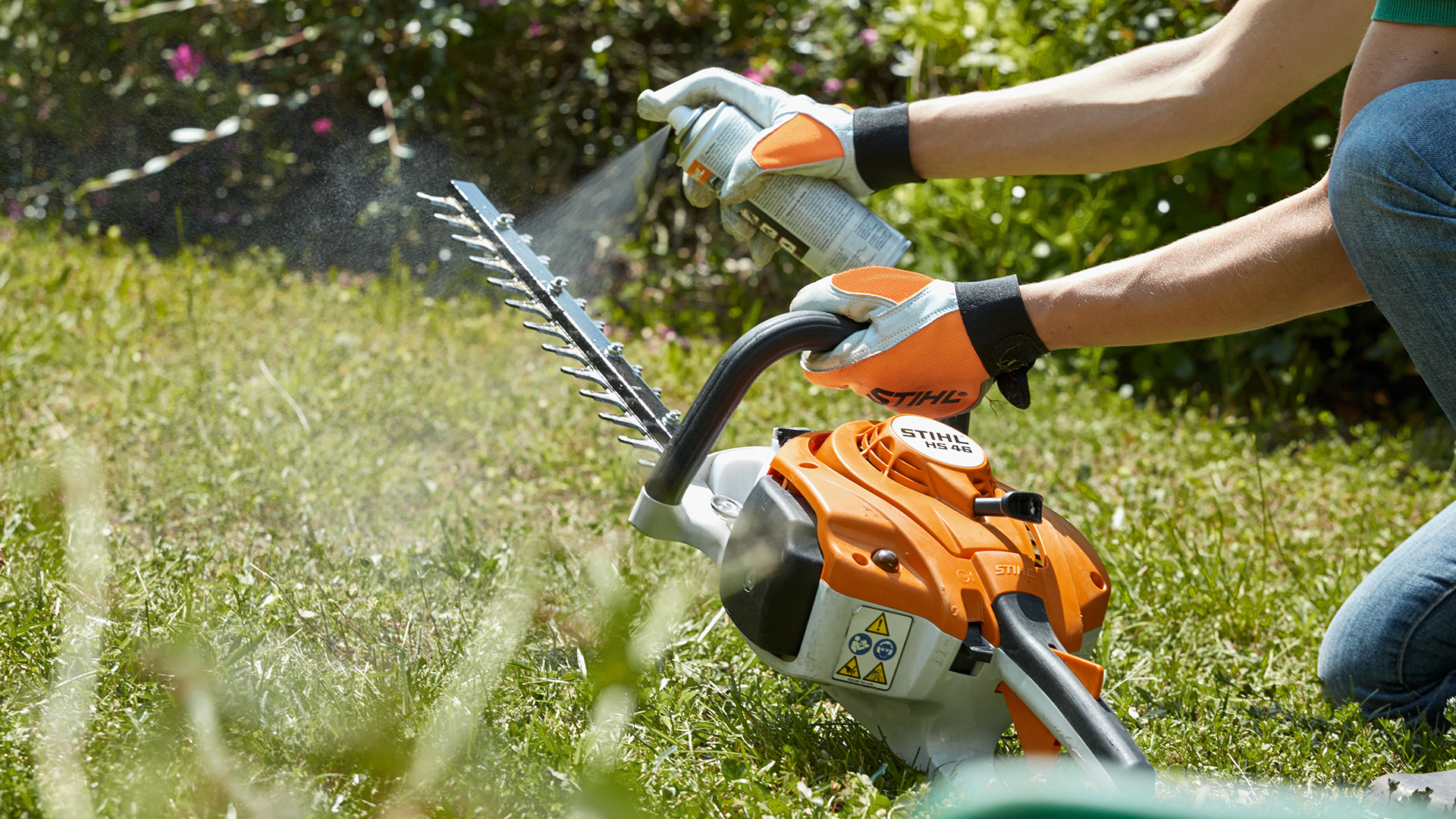 Nettoyage d'un taille-haie thermique STIHL HS 46 avec STIHL Superclean