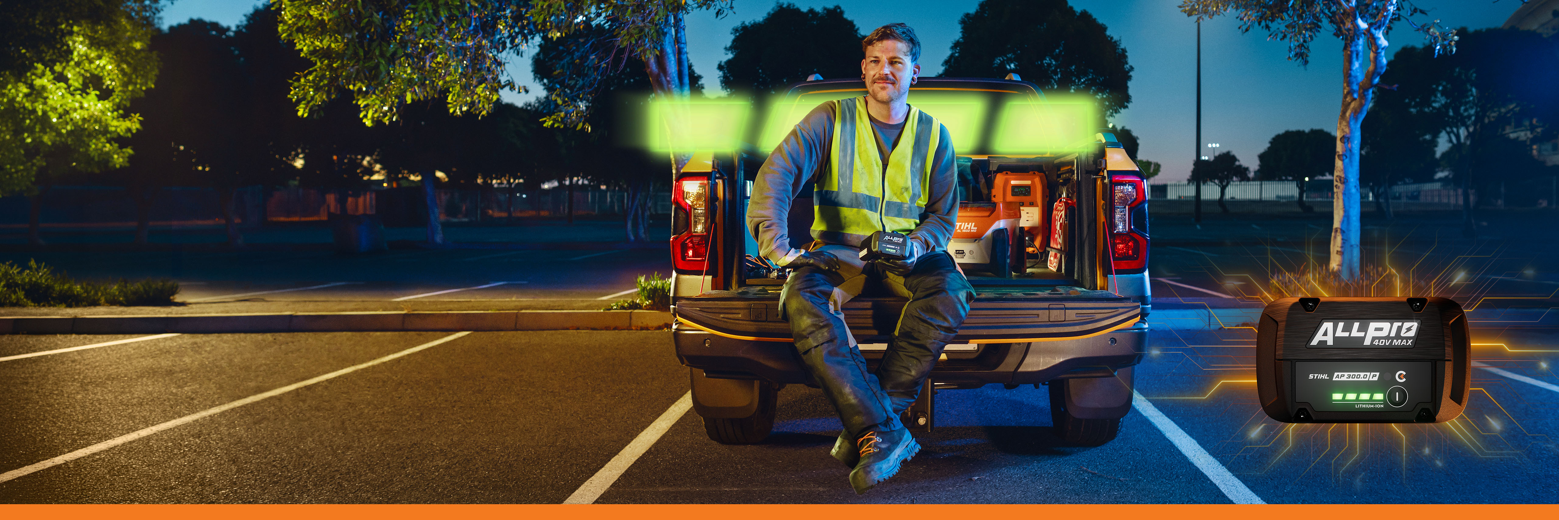 Homme avec la Batterie STIHL ALLPRO AP 300 P C dans sa main