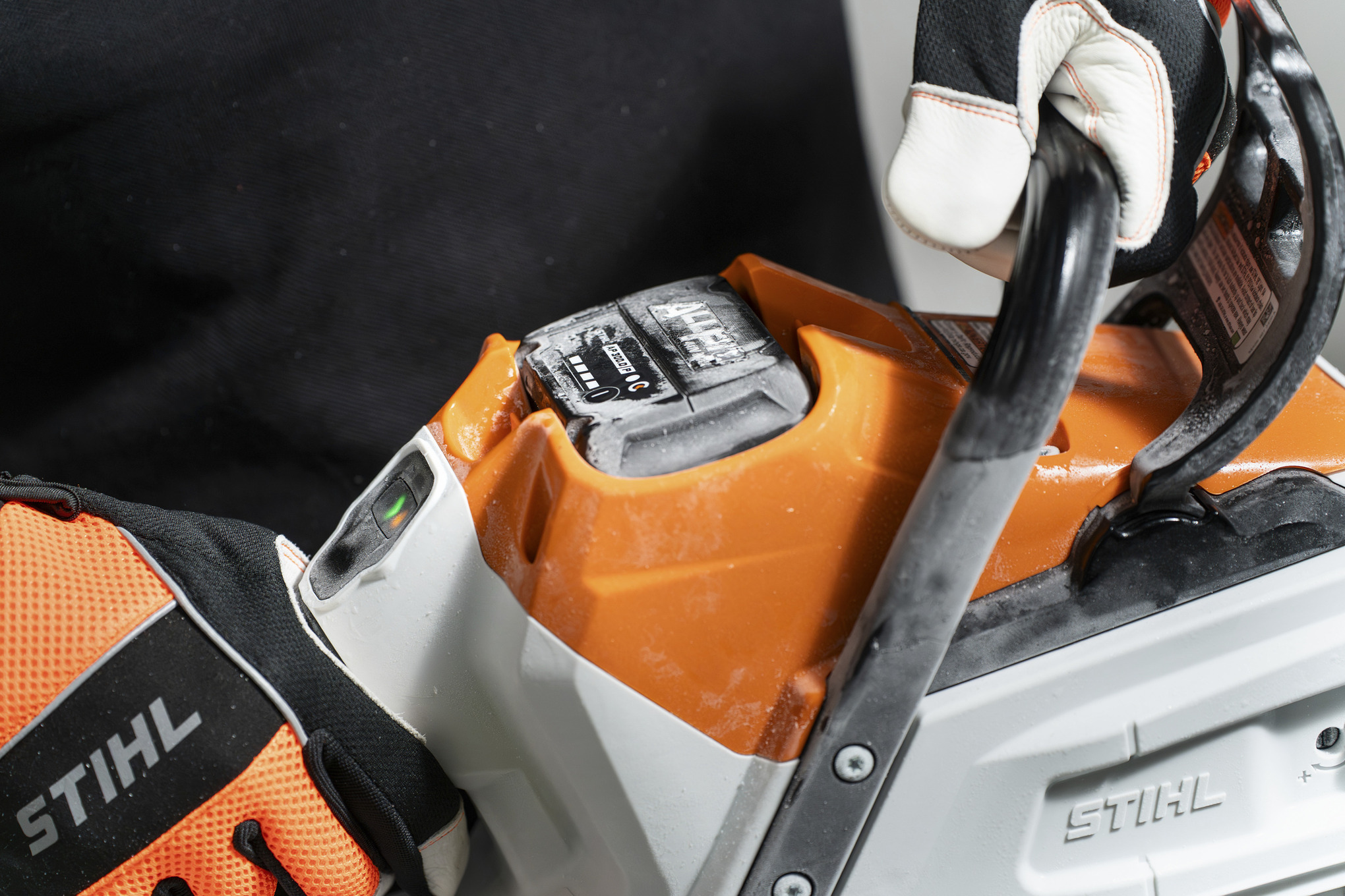 Cold-start test of the MSA 260 C chainsaw