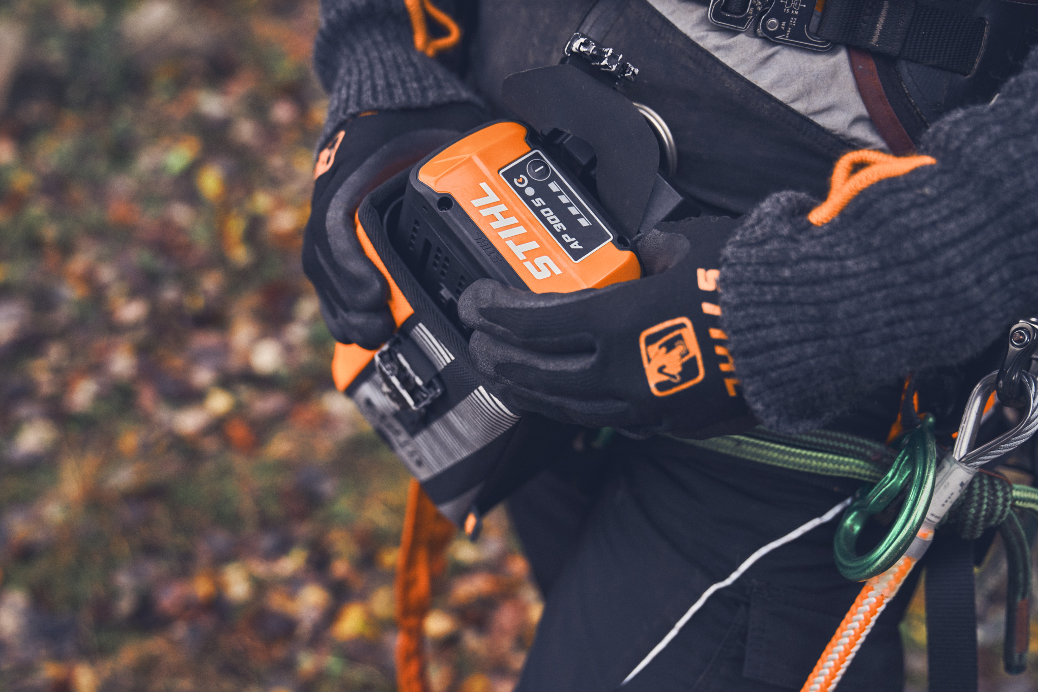 La batterie STIHL AP 300 S se range dans un sac