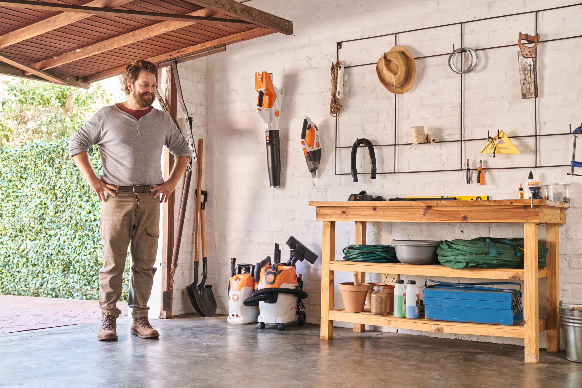 Homme souriant dans un garage propre