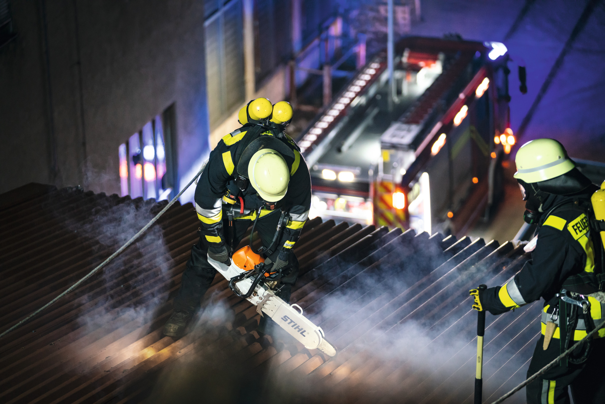 Un pompier utilise une tronçonneuse de secours
