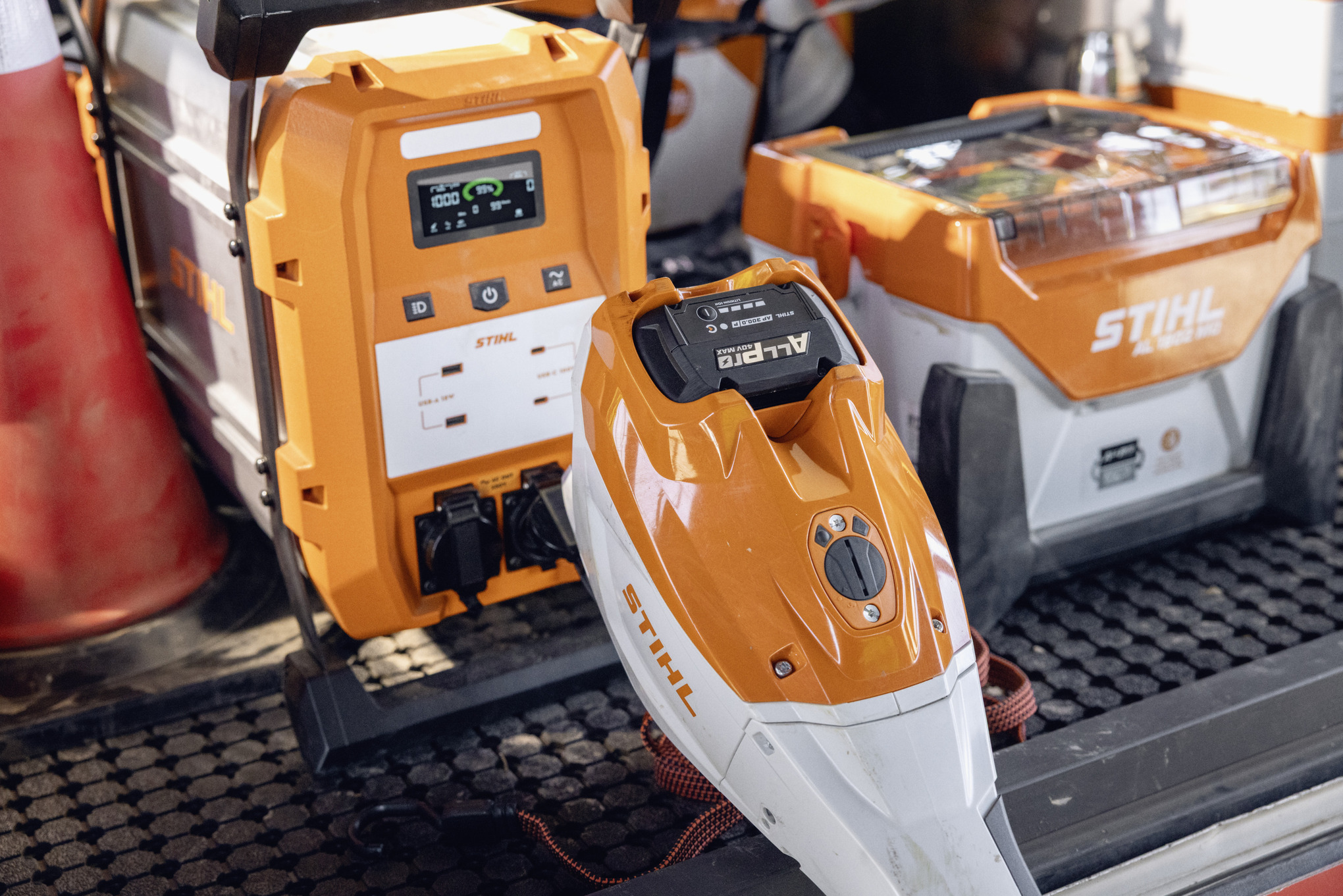 Le chargeur mobile STIHL AL 1802 MO et la batterie externe STIHL PS 2000 sont prêts à recharger les batteries ALLPRO sur la plate-forme de chargement.