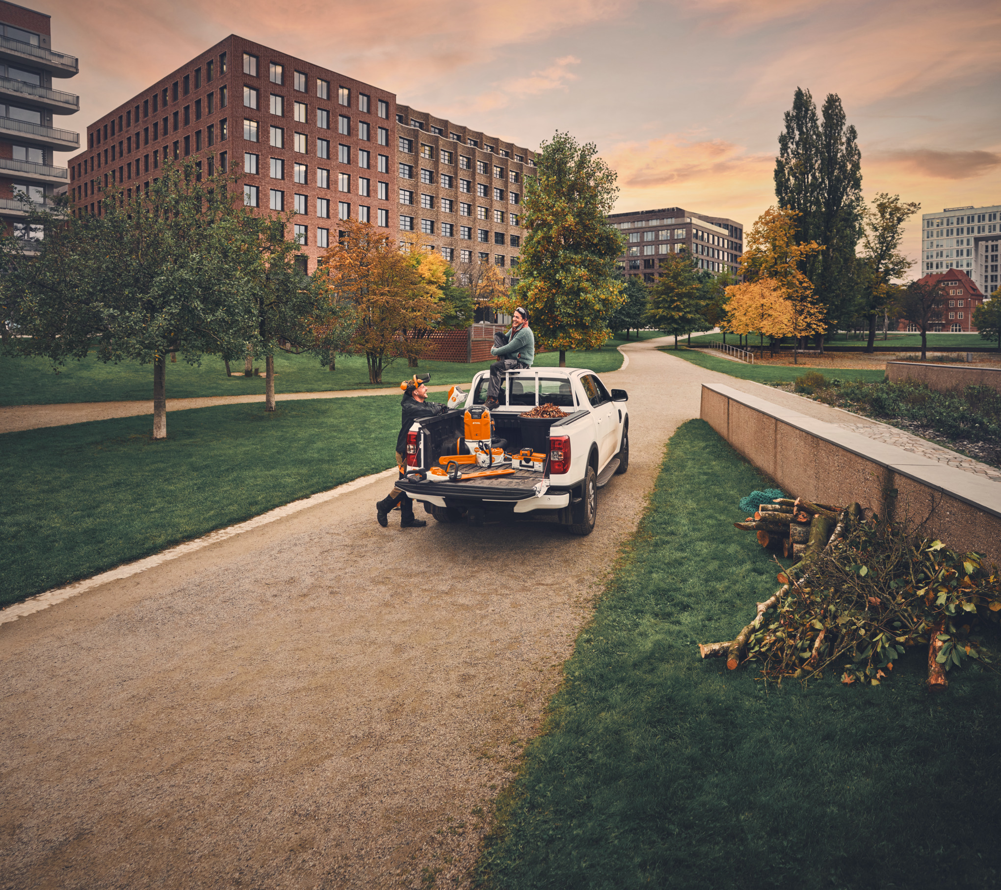 Une Équipe de jardinage et d’aménagement paysager sur une camionnette après le travail