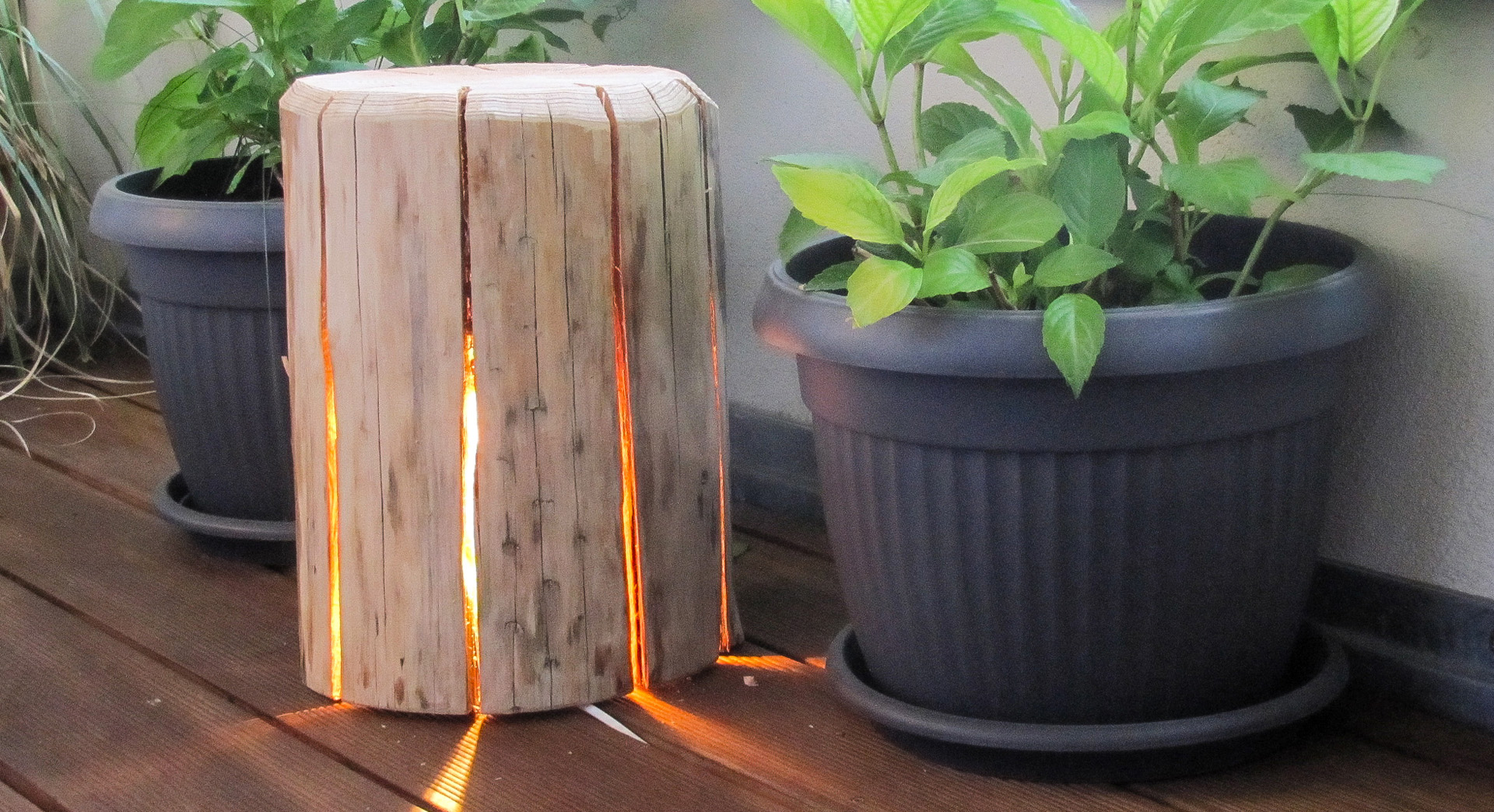 Lampe lanterne en bois fabriquée à partir d’une bûche fendue