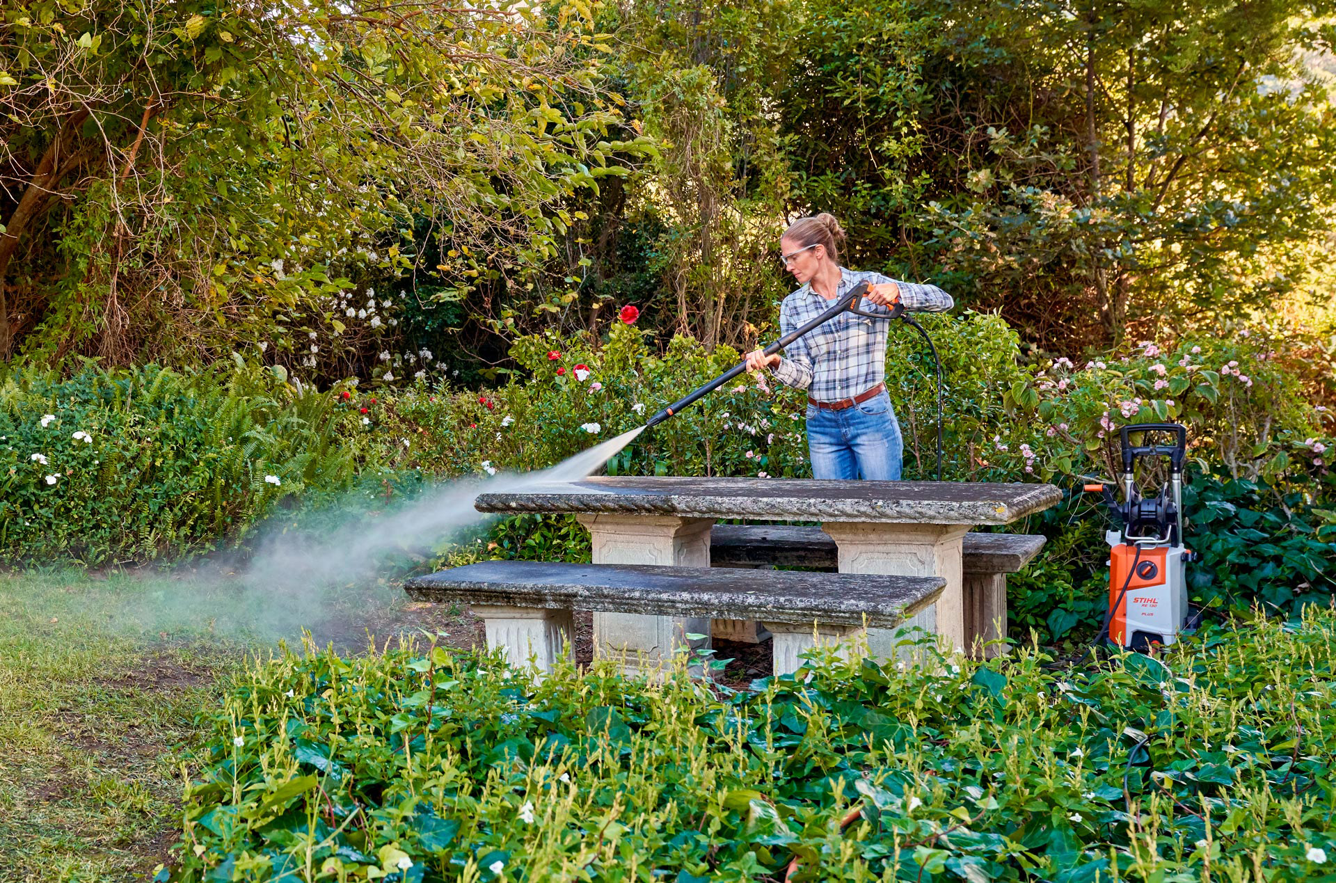 Nettoyage d’une table de jardin à l’aide d’un nettoyeur haute pression STIHL