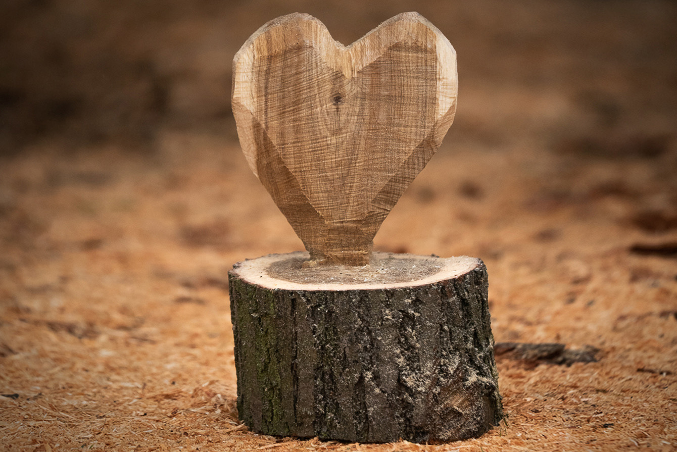 Cœur en bois sculpté sur son socle