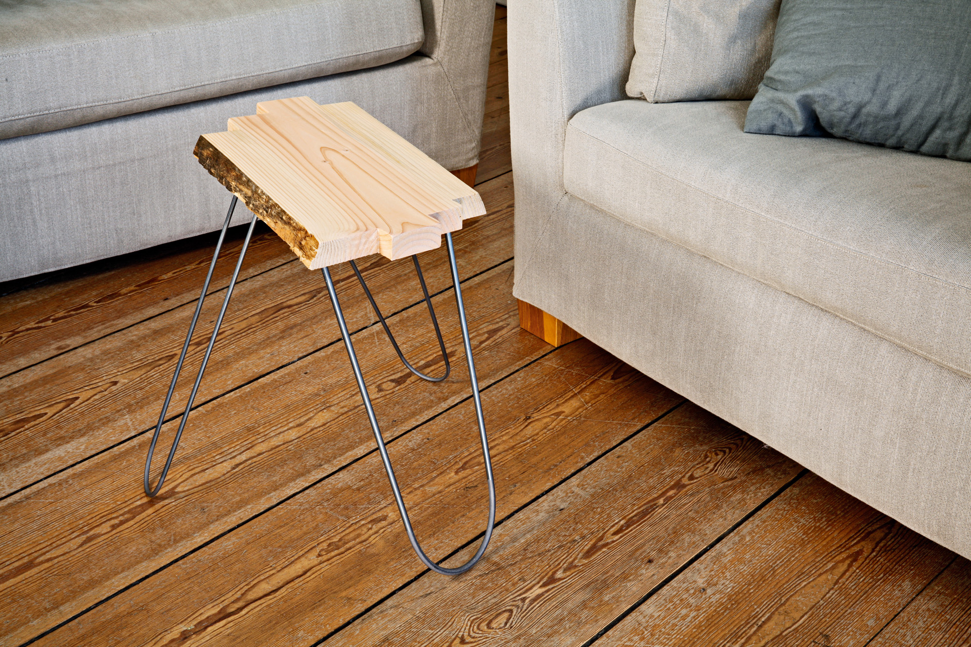 Une petite table de salon en bois