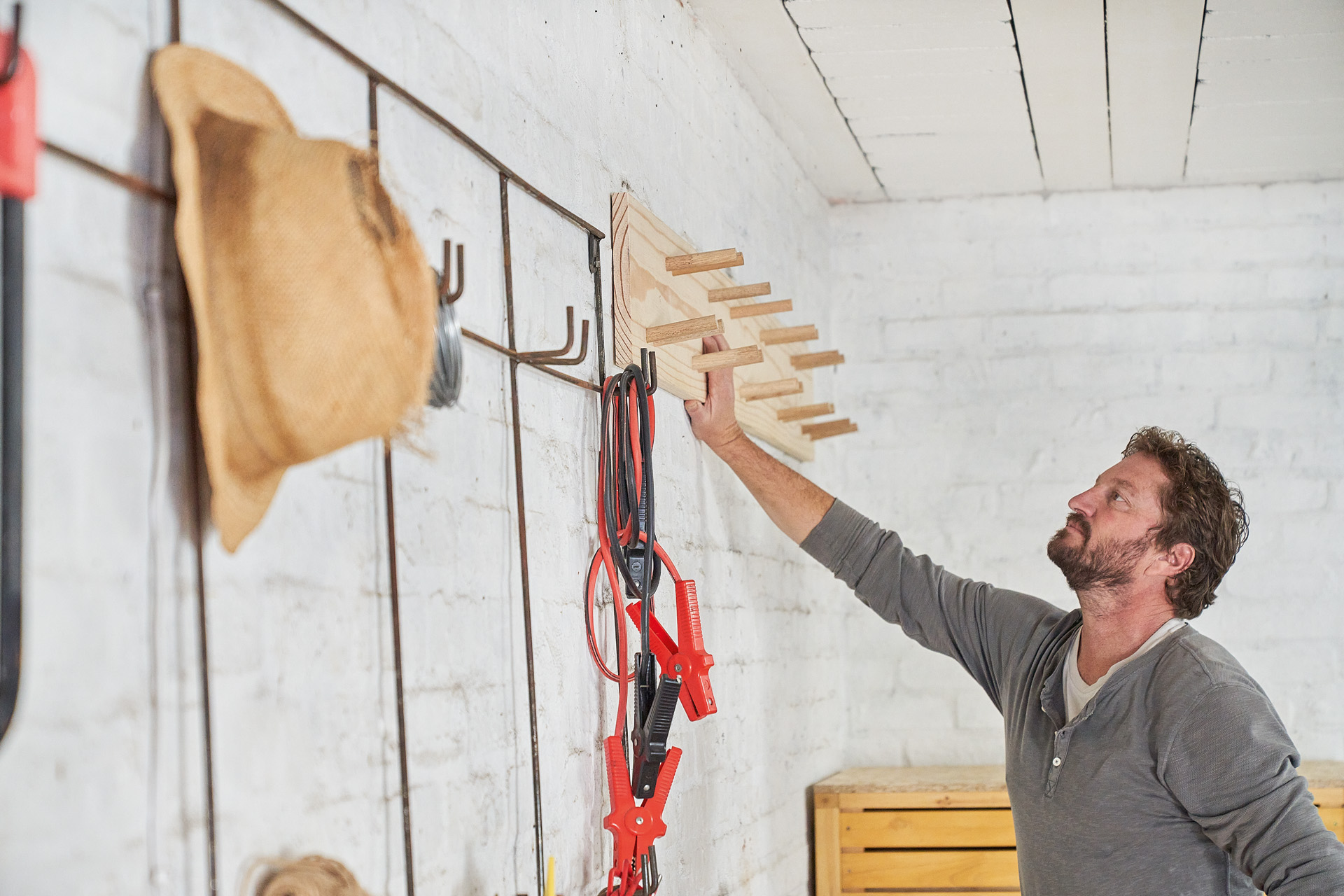 Comment Accrocher Une Debroussailleuse Au Mur Construire un rangement pour outils de jardin : Instructions | STIHL
