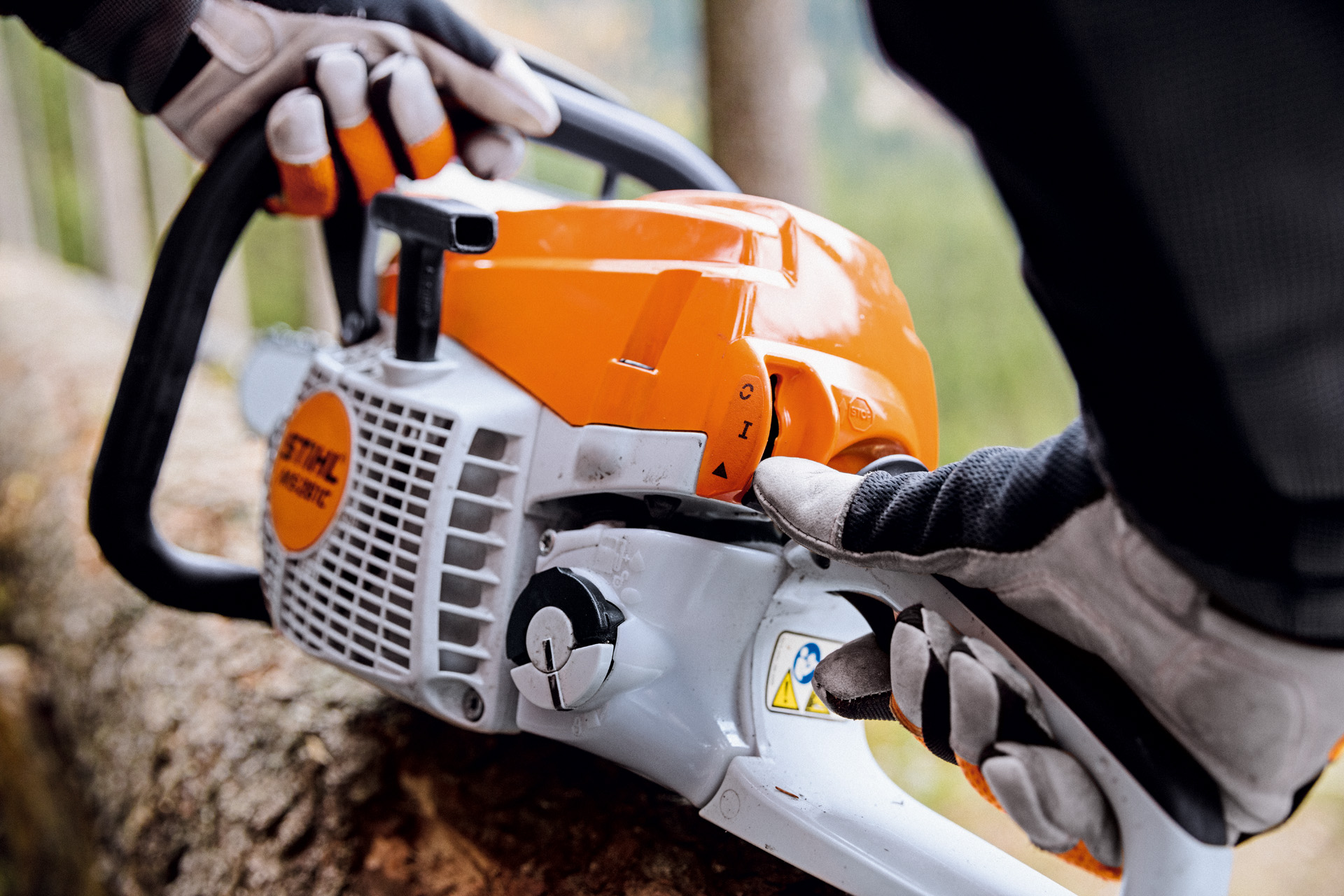 Gros plan sur le démarrage d’une tronçonneuse thermique STIHL MS 261 C-M