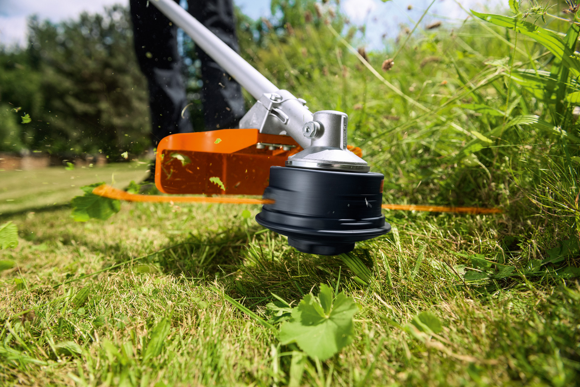 Gros plan sur une débroussailleuse STIHL avec tête faucheuse AutoCut STIHL