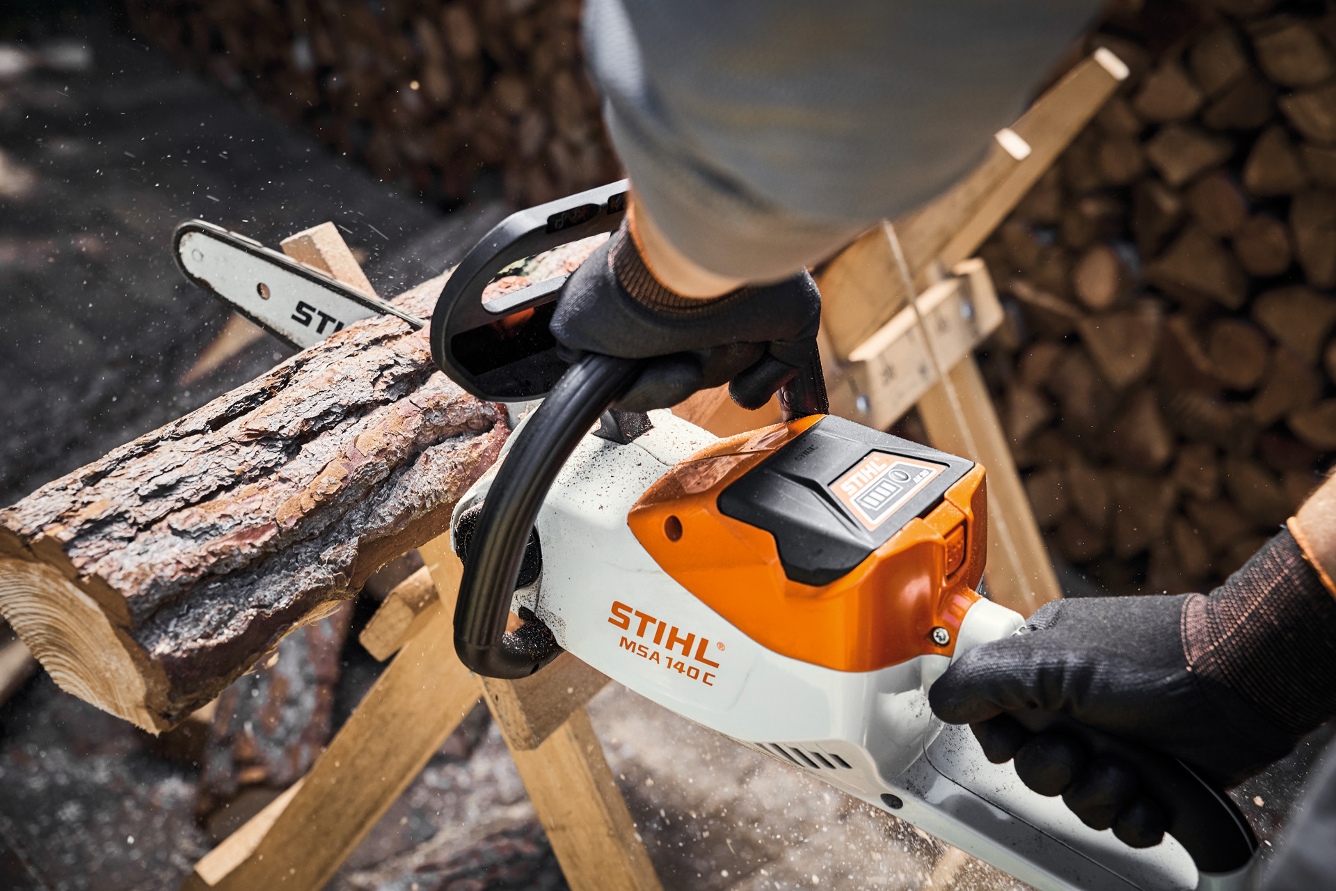 Couper une bûche avec une tronçonneuse sur batterie STIHL