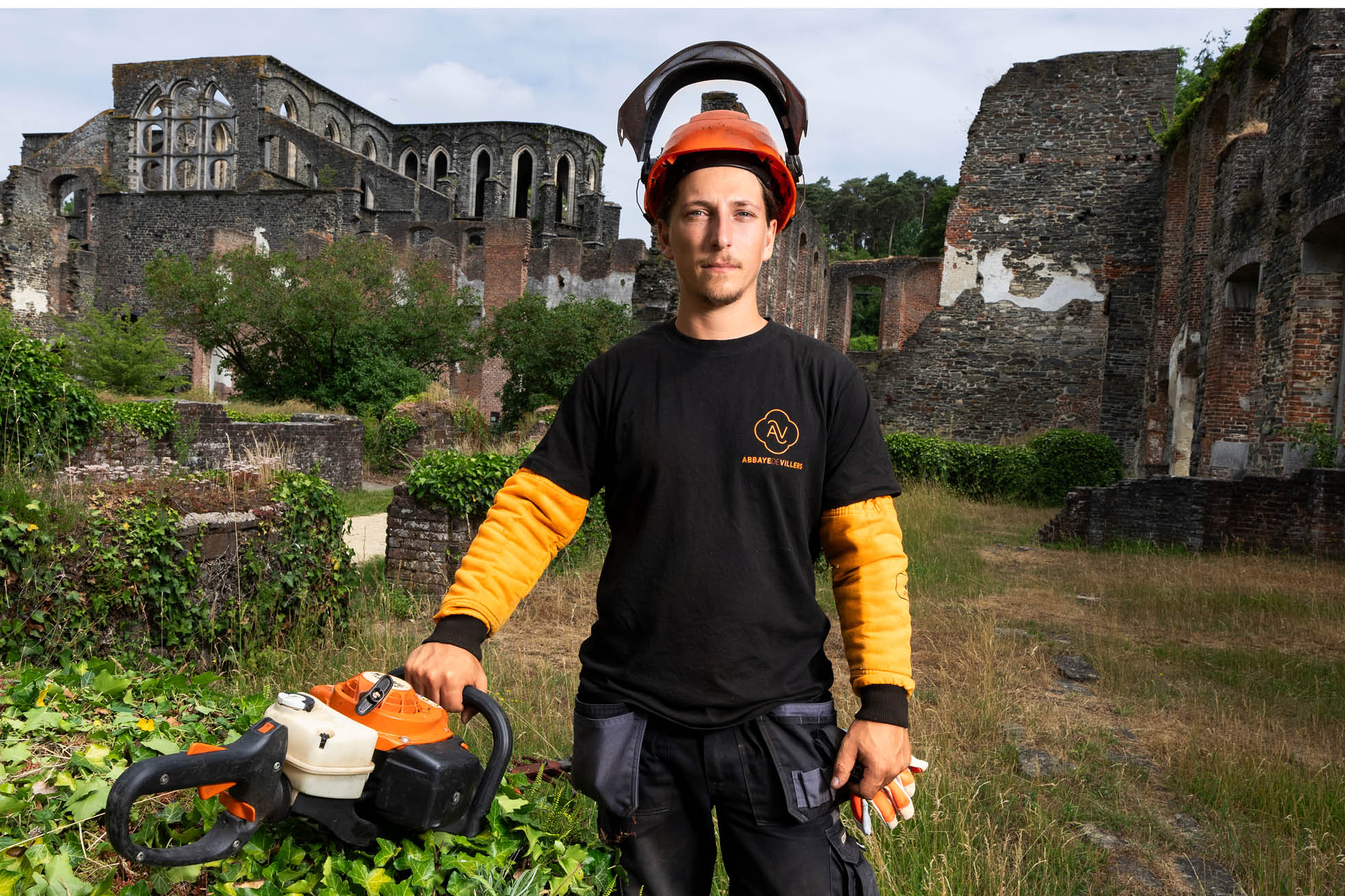 Jérôme et Benoît, ouvriers « parcs et jardins » à l’Abbaye de Villers, veillent à la  préservation d’un patrimoine wallon unique. Un travail pour le moins exceptionnel !