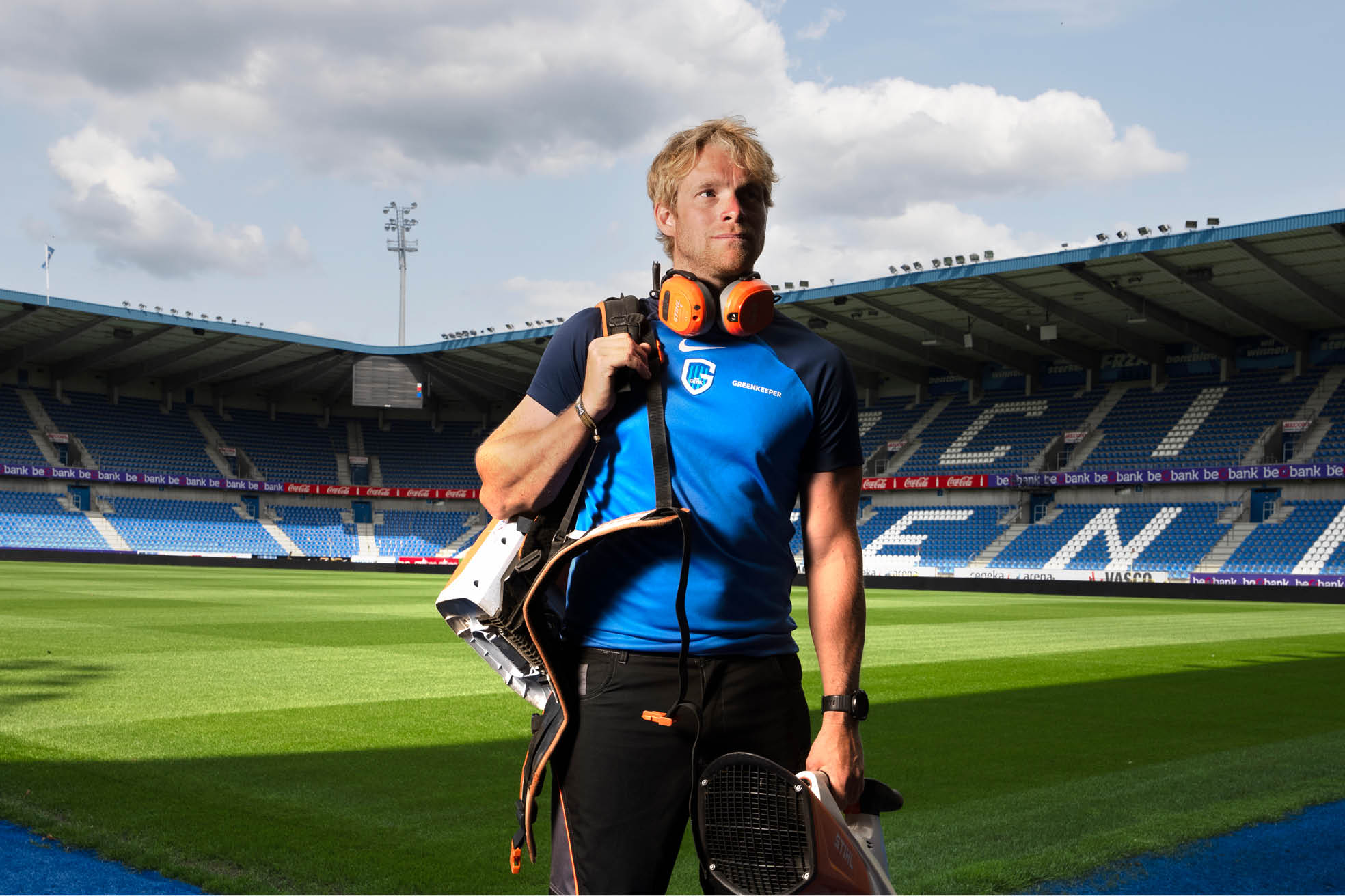 En tant que chef jardinier, Eddy conserve en parfait état les terrains de foot du Racing club de Genk.