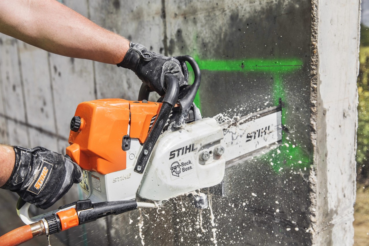 Gros plan d'une tronçonneuse STIHL GS 461 utilisée sur un chantier de construction