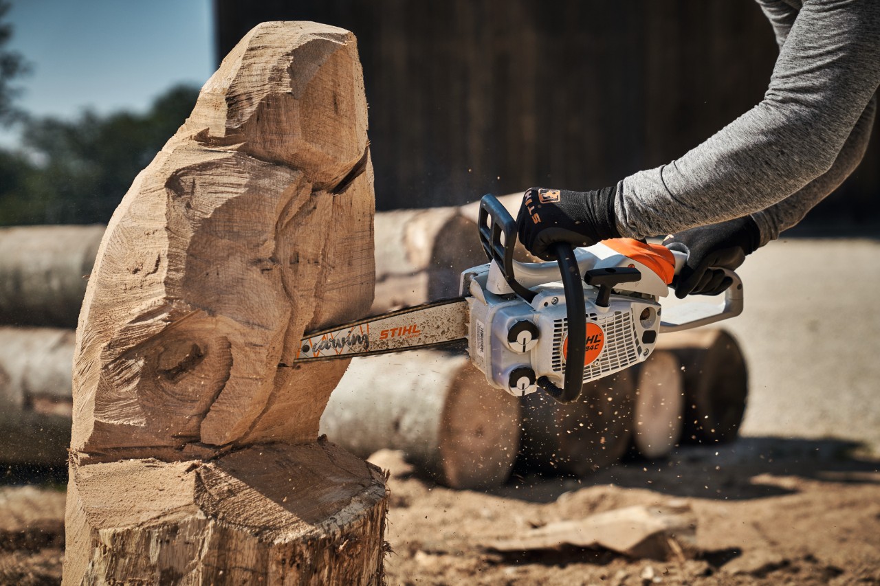 Gros plan d'une tronçonneuse STIHL utilisée pour la sculpture