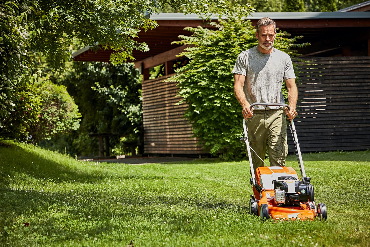 Tondeuse thermique STIHL pour tondre la pelouse haute en respectant la règle du tiers pour la santé du gazon.