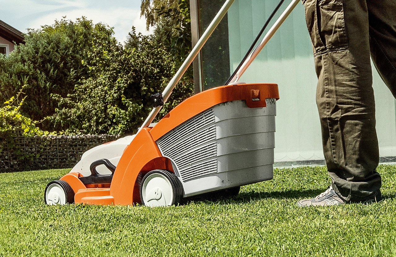 Tondeuse à batterie STIHL RMA 339, un outil silencieux pour tondre la pelouse sans fil.