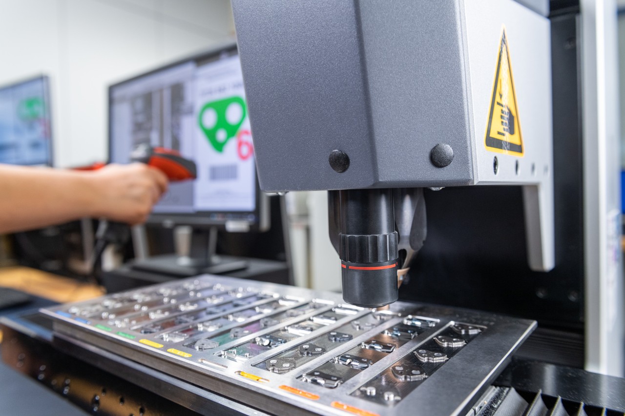 Machine dans une usine de production de chaînes STIHL