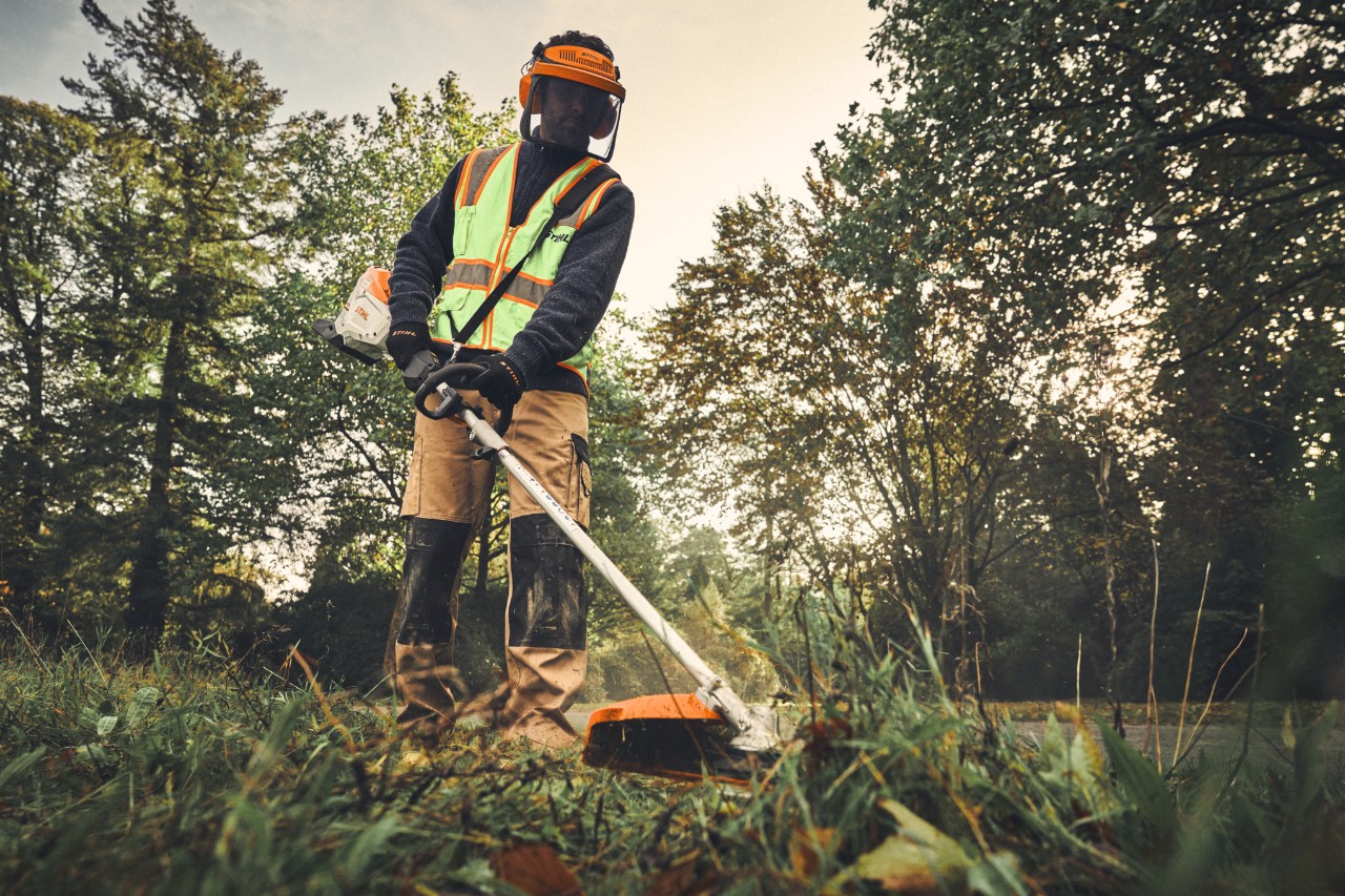 Homme avec STIHL KMA 200 R et outil combiné FS-KM