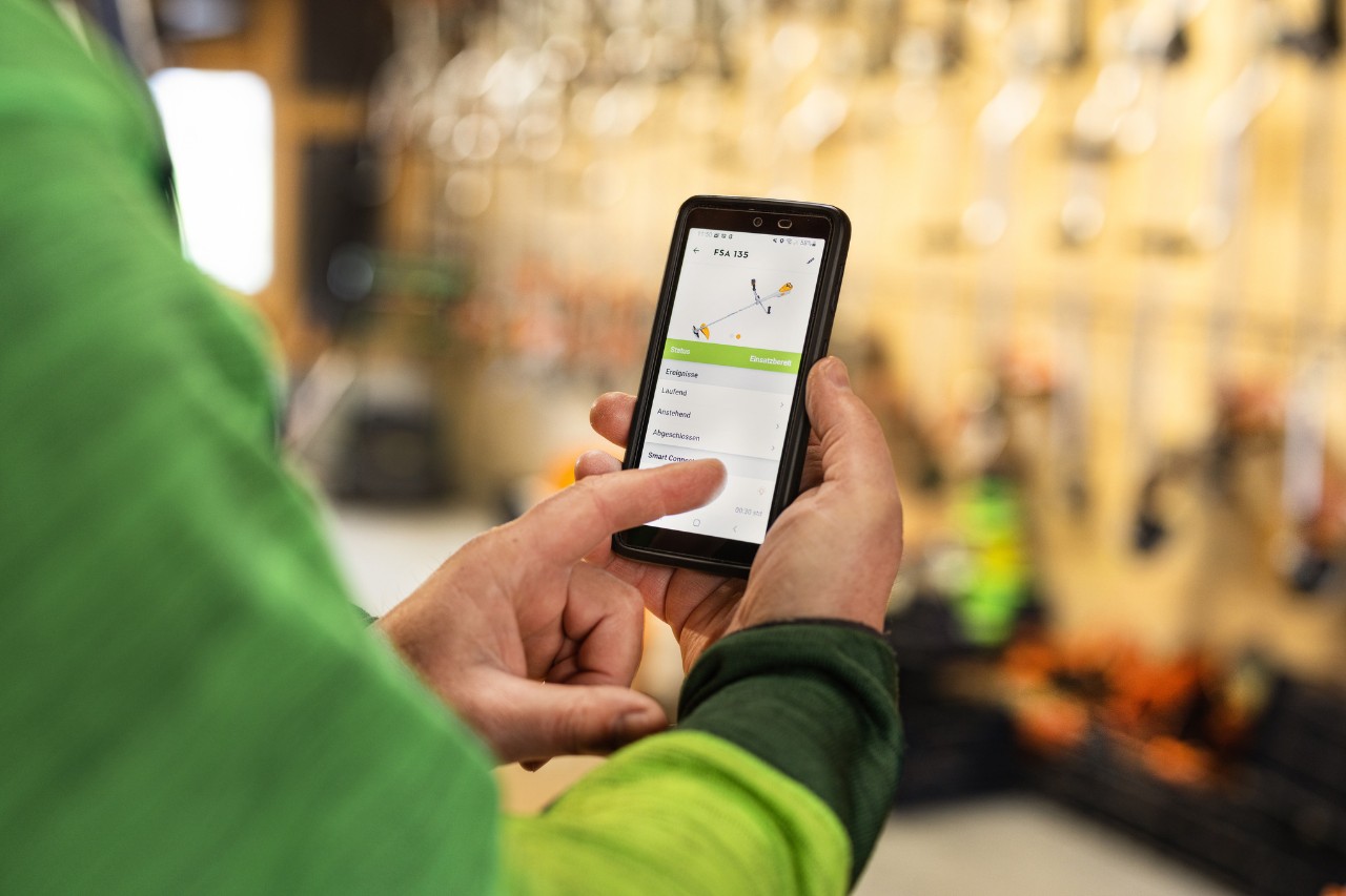 Ein Mann überprüft die Geräteflotte mithilfe der STIHL connected App