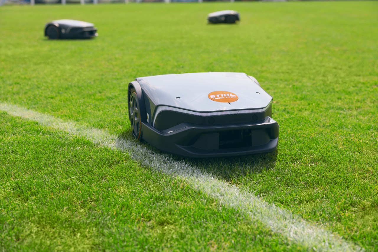 Trois iMOW® 7 Pro sur un terrain de sport