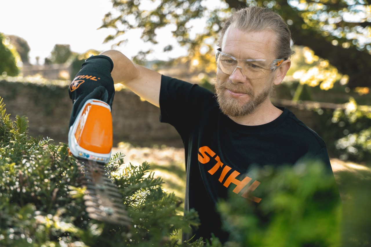 Le chef jardinier Andrew Wain taille une haie avec un taille-haie à batterie STIHL