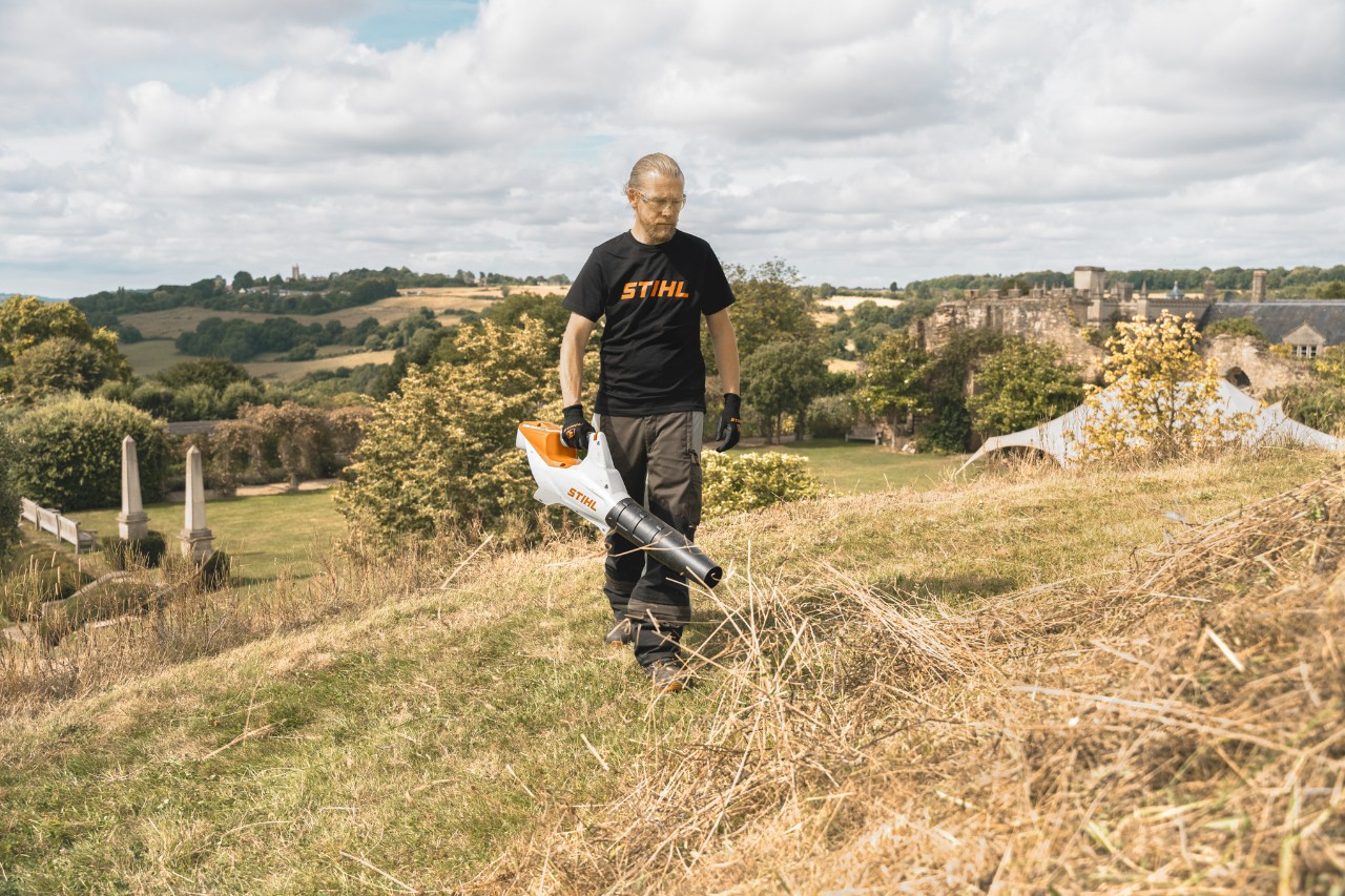 Andrew Wain utilise le souffleur à batterie STIHL BGA 86.