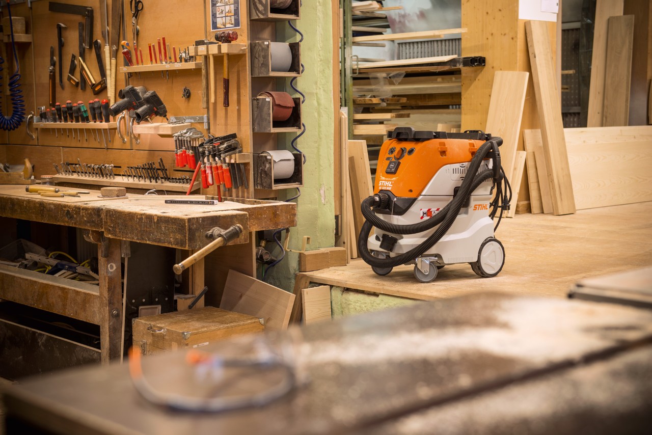 Aspirateur eau et poussière STIHL SE 133 ME dans un atelier