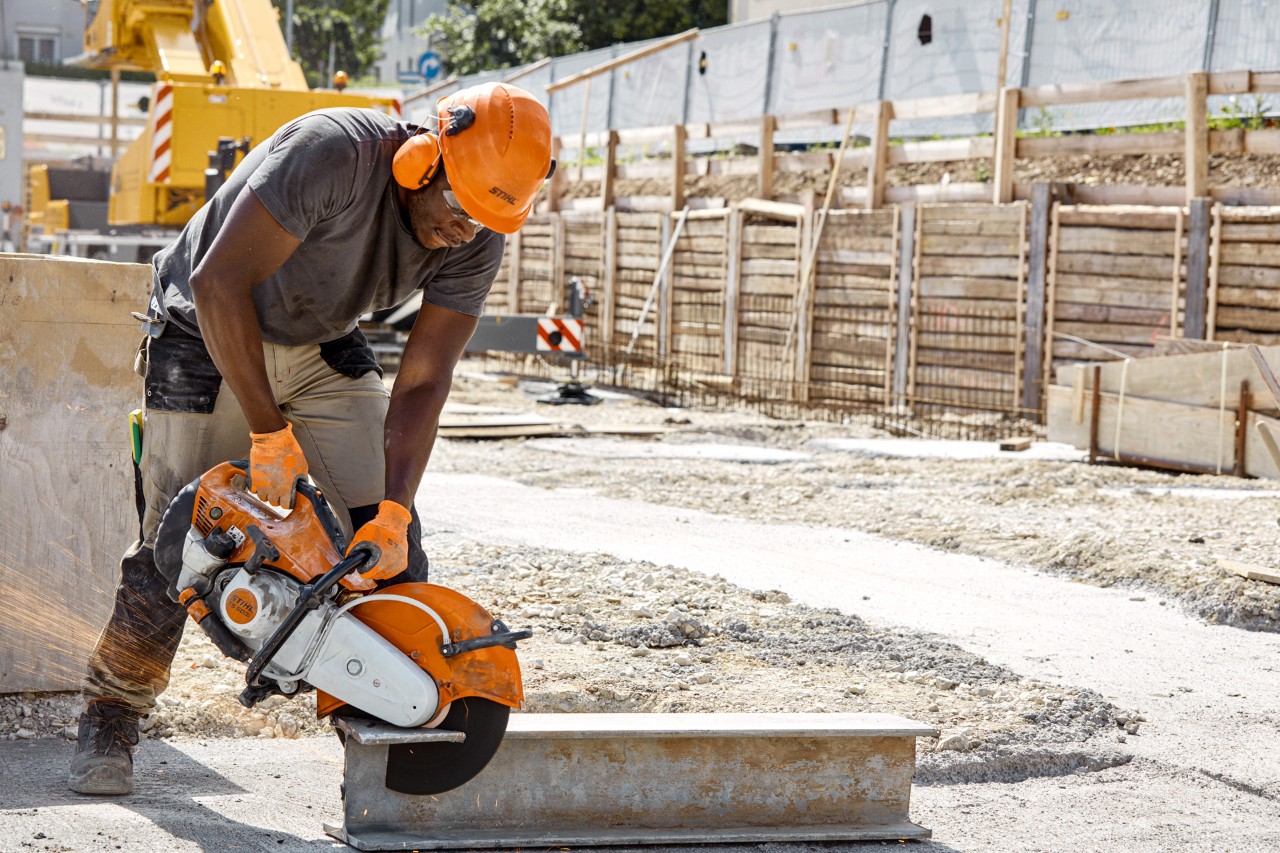 Homme portant des protections auditives sur un chantier de construction