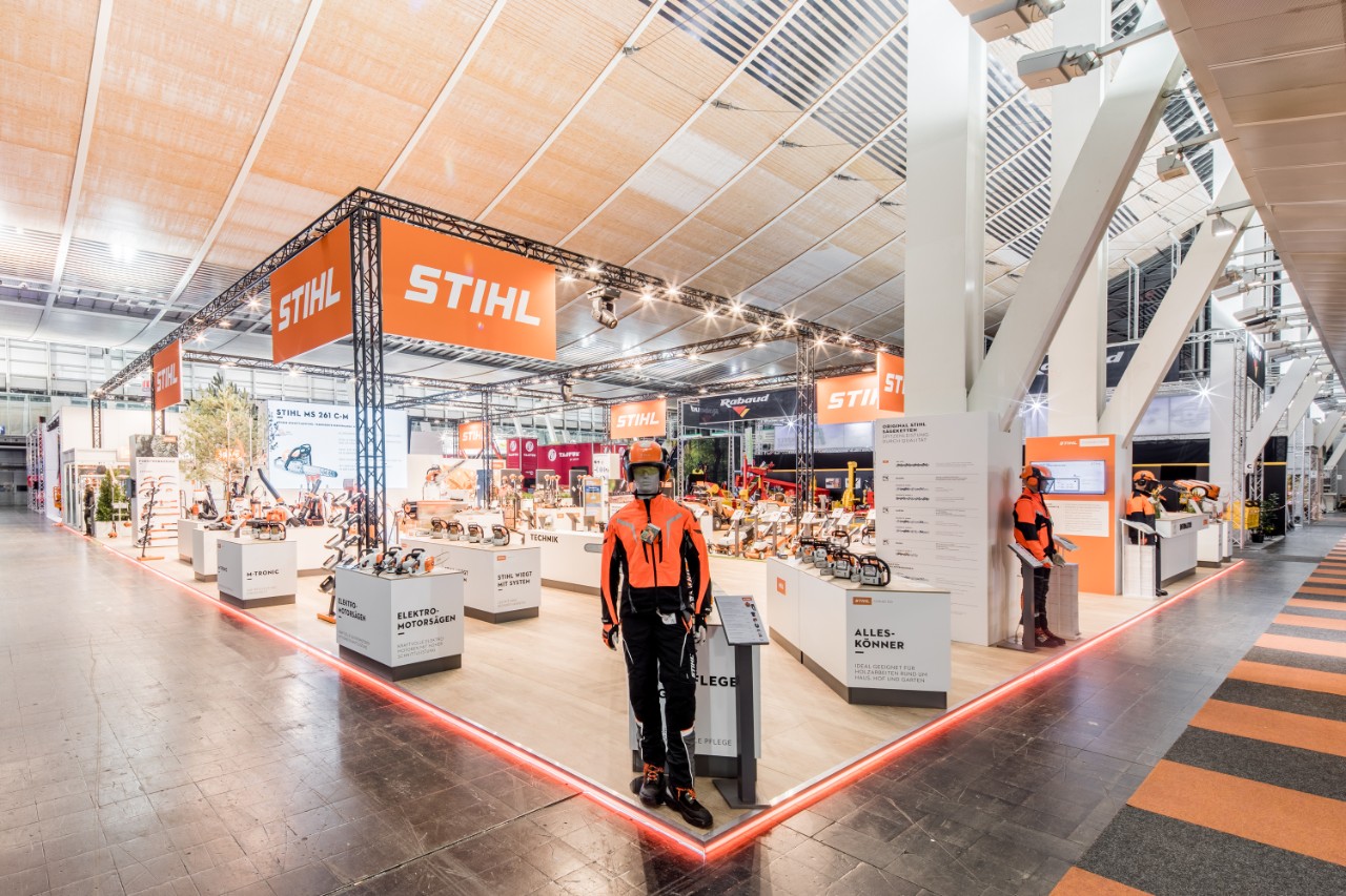 Stand STIHL avec tronçonneuses et équipement de protection