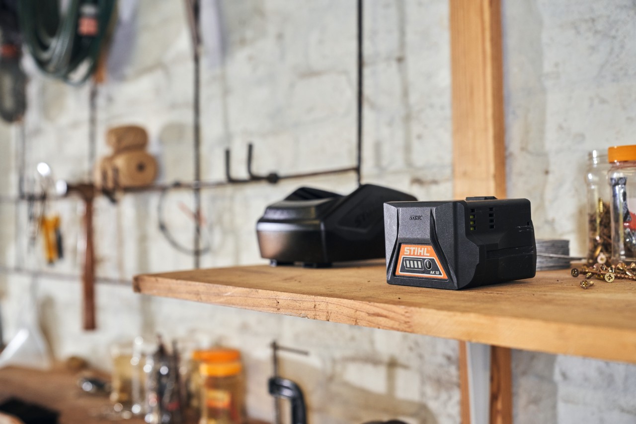 Deux batteries dotées de la technologie STIHL posées sur une étagère dans un atelier
