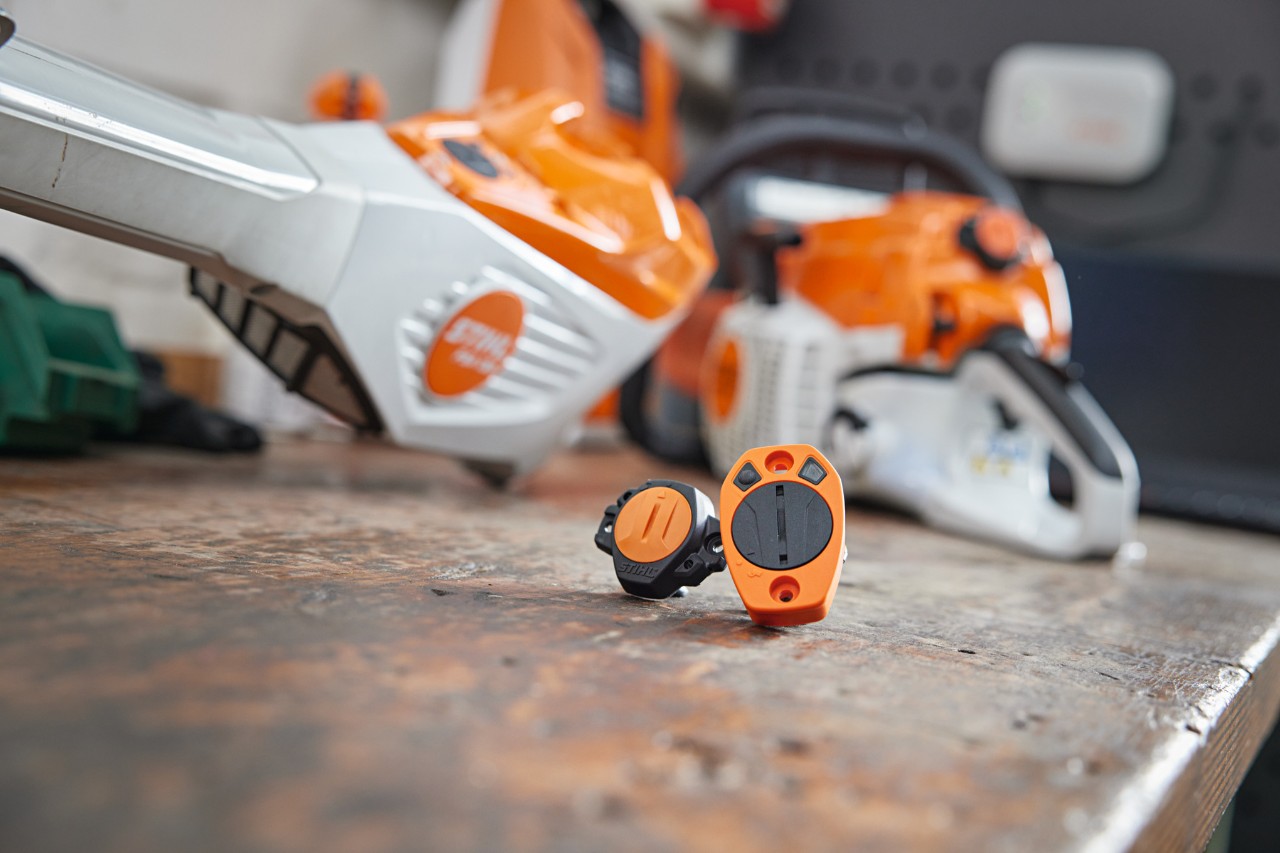 STIHL&nbsp;Smart&nbsp;Connector et un STIHL&nbsp;Smart&nbsp;Connector&nbsp;2&nbsp;A sur un établi. Machines STIHL 