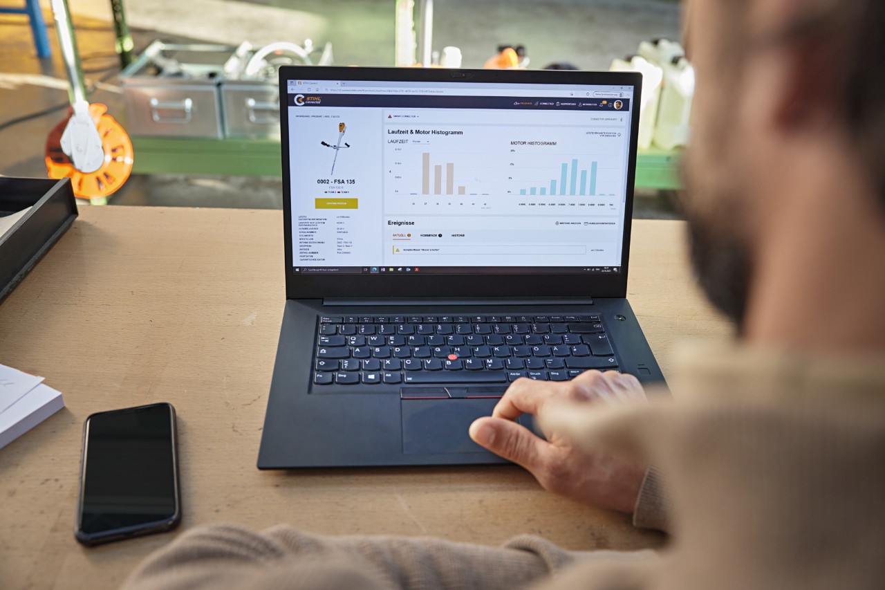 STIHL&nbsp;connected&nbsp;Portal sur un ordinateur portable et y consulte différentes données d’appareil