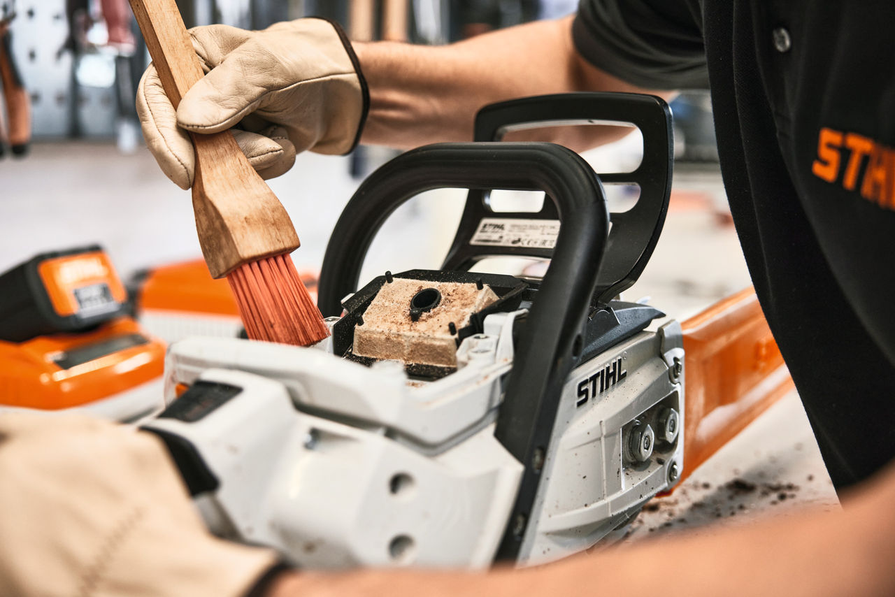 La tronçonneuse STIHL lors de l'inspection