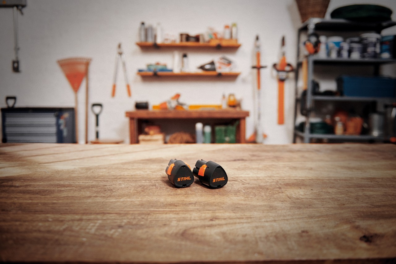 Atelier avec une batterie STIHL AK 30 S sur une table en bois 