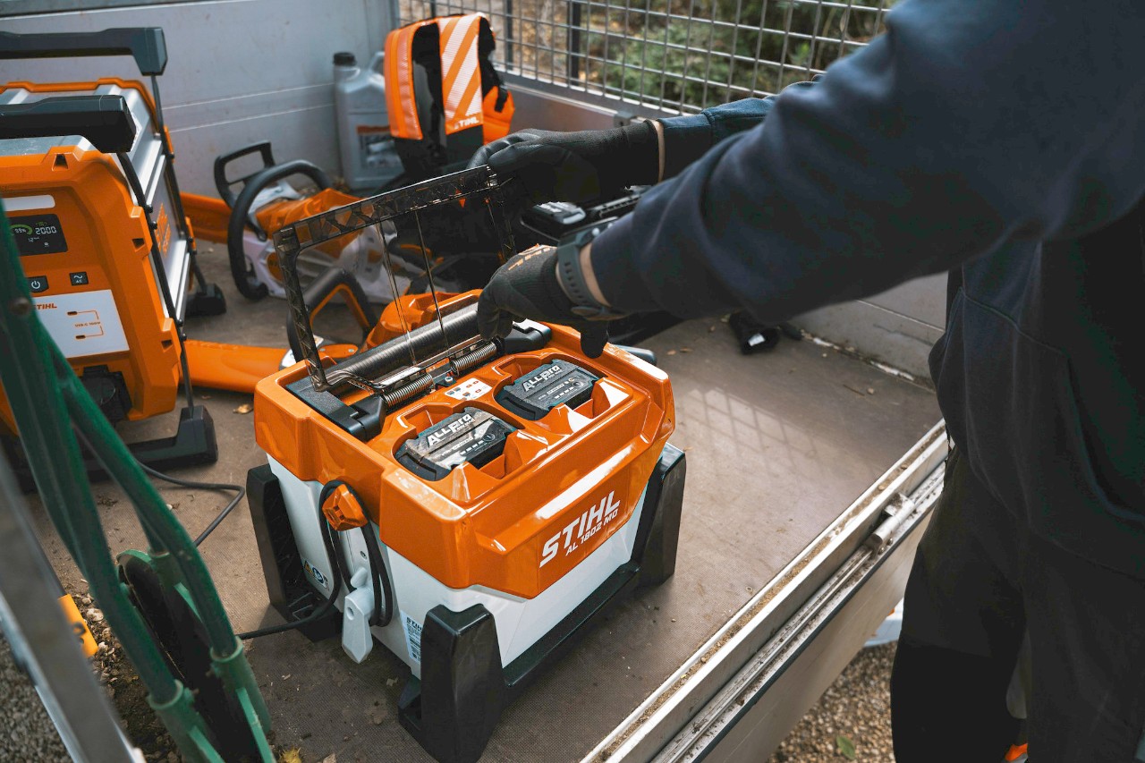 Chargement de la batterie STIHL ALLPRO AP 300.0 P dans le chargeur multiple AL 301-4