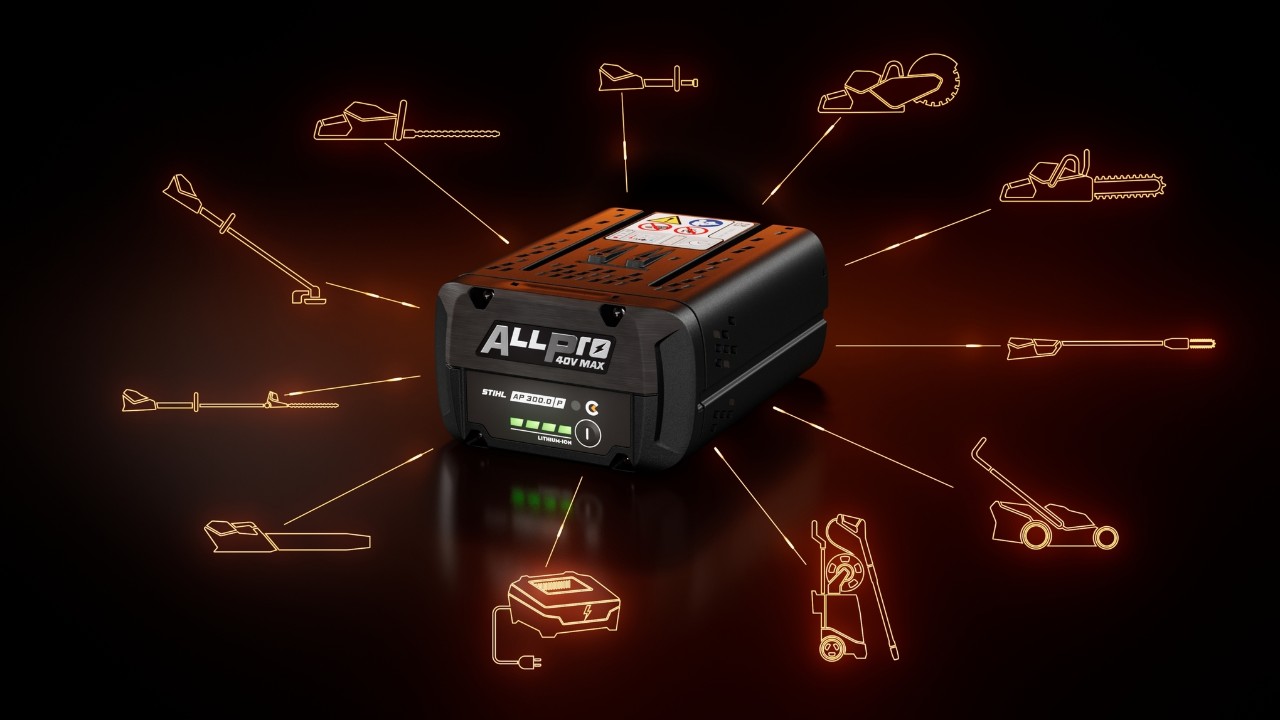 Gros plan sur un homme qui grimpe à un arbre avec une tronçonneuse sans fil STIHL MSA 190 T équipée d'une batterie ALLPRO